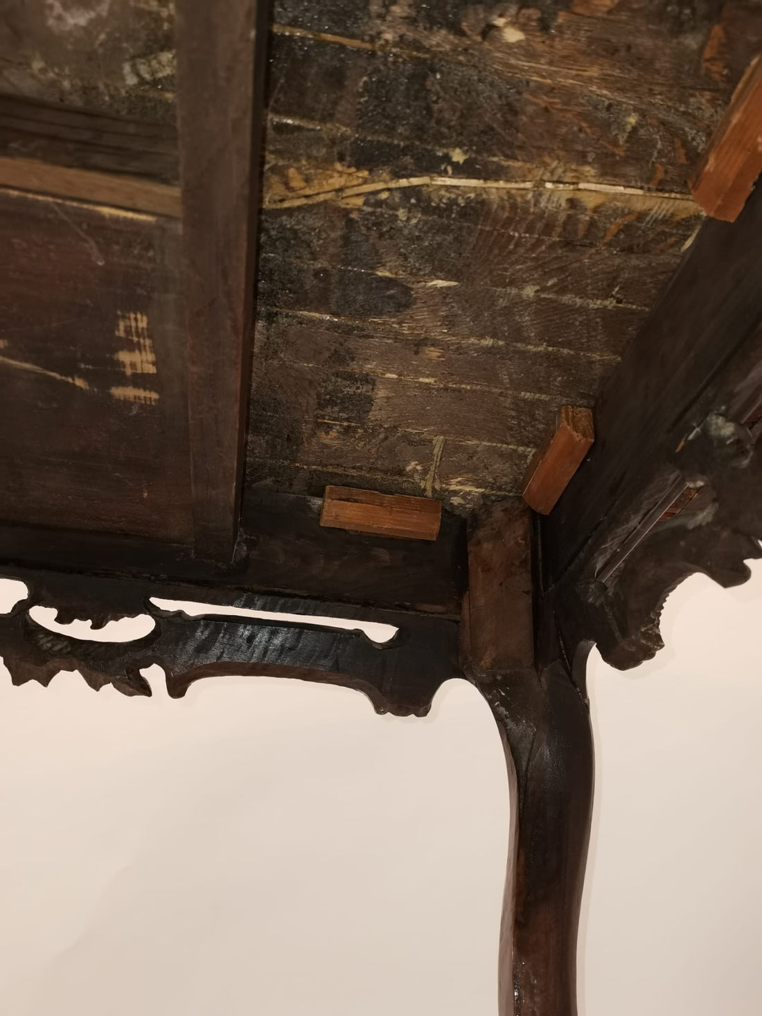 German baroque table from the 18th century with wonderful inlay work