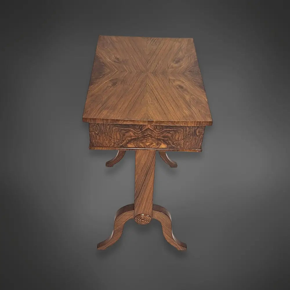 Biedermeier-Beistelltisch Nussbaum furniert um 1840