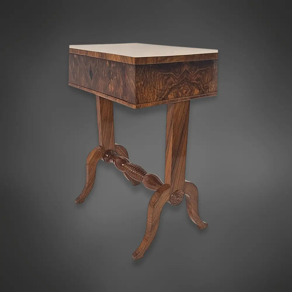 Biedermeier-Beistelltisch Nussbaum furniert um 1840
