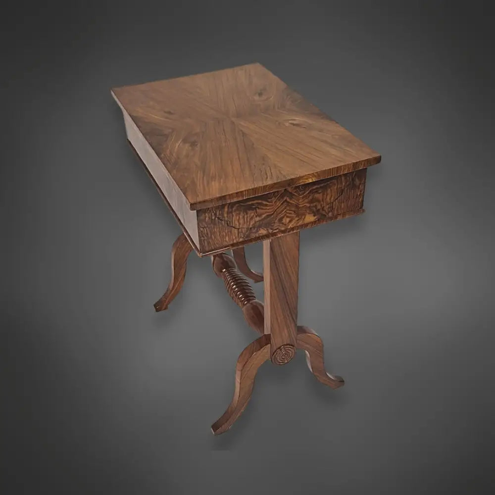 Biedermeier-Beistelltisch Nussbaum furniert um 1840