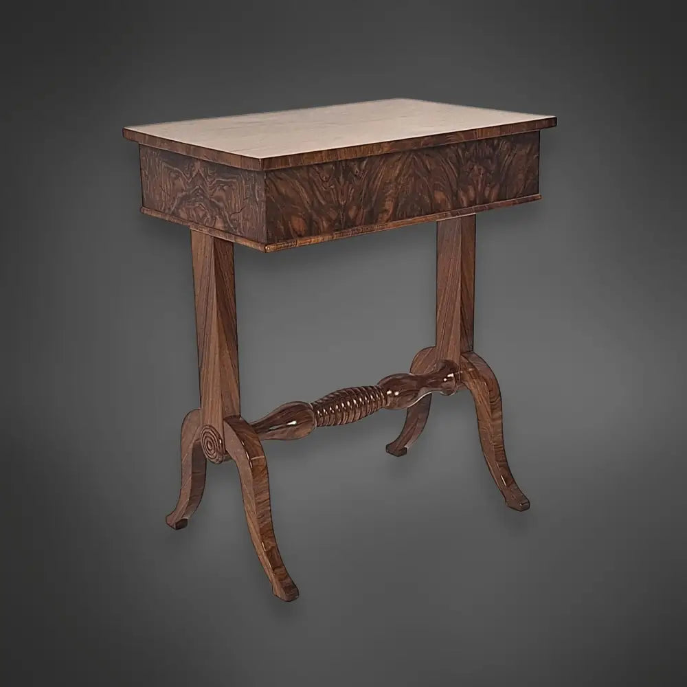 Biedermeier-Beistelltisch Nussbaum furniert um 1840