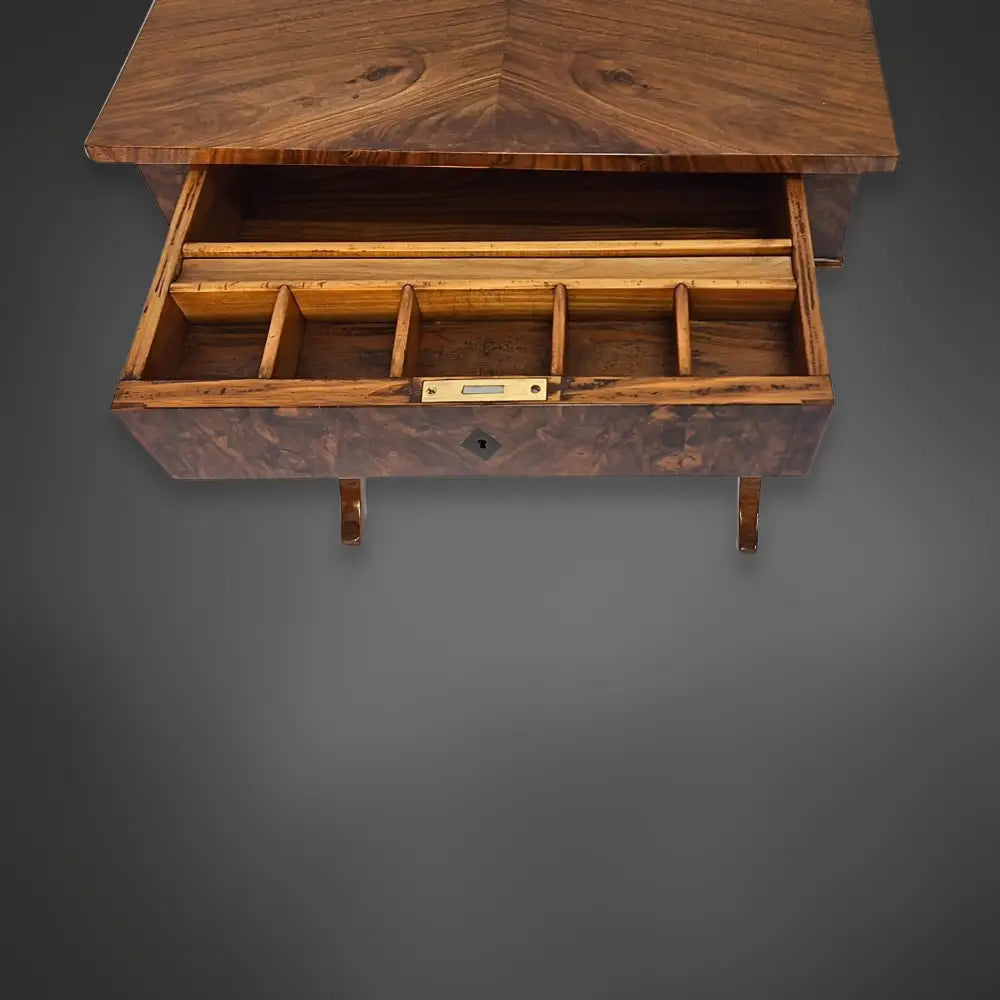Biedermeier-Beistelltisch Nussbaum furniert um 1840