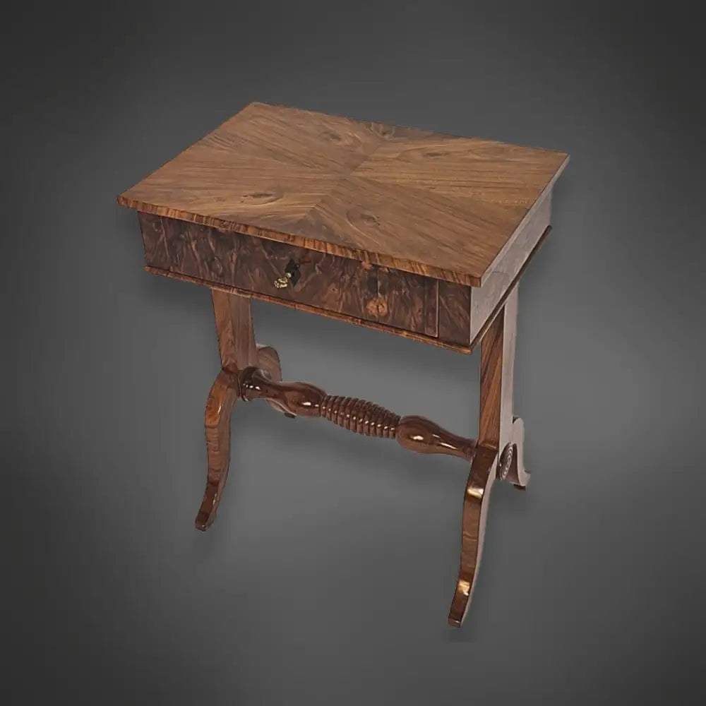 Biedermeier-Beistelltisch Nussbaum furniert um 1840