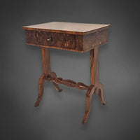 Biedermeier-Beistelltisch Nussbaum furniert um 1840