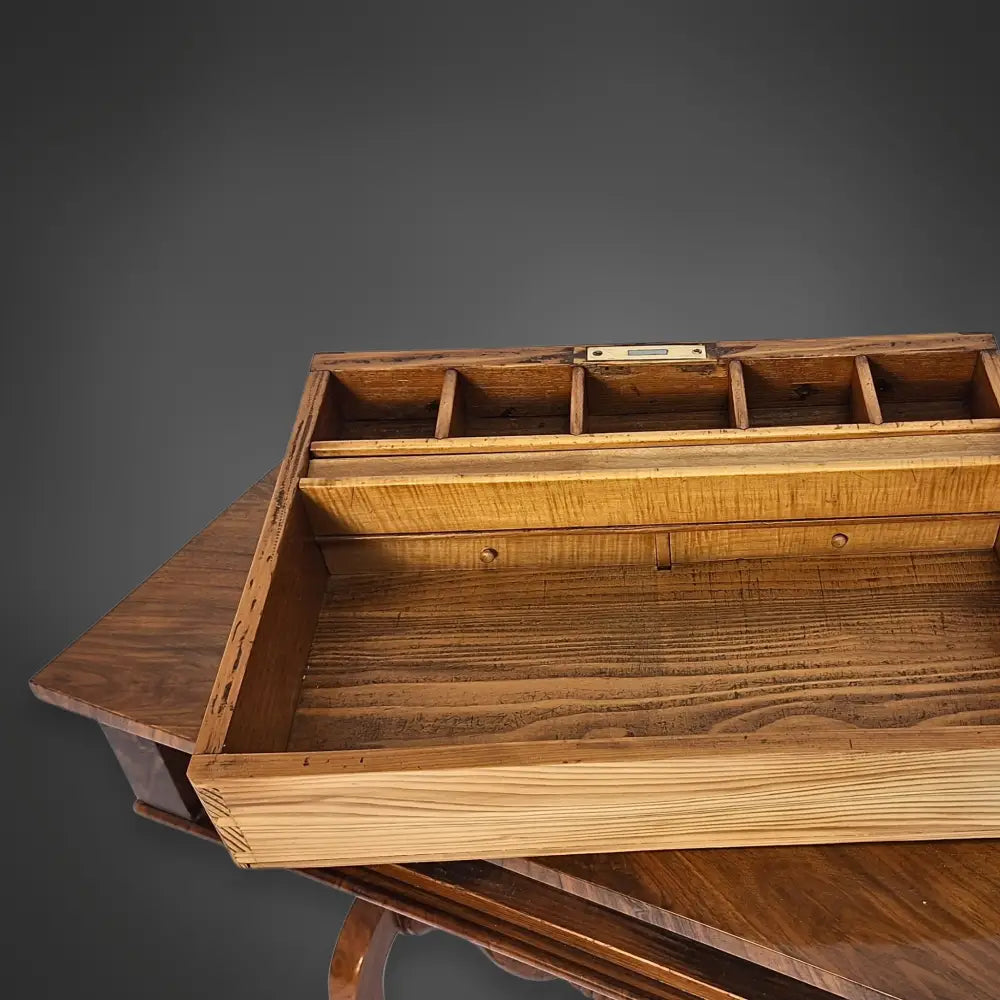 Biedermeier-Beistelltisch Nussbaum furniert um 1840