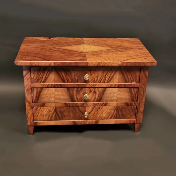 Biedermeier Miniatur Kommode Nussbaum furniert