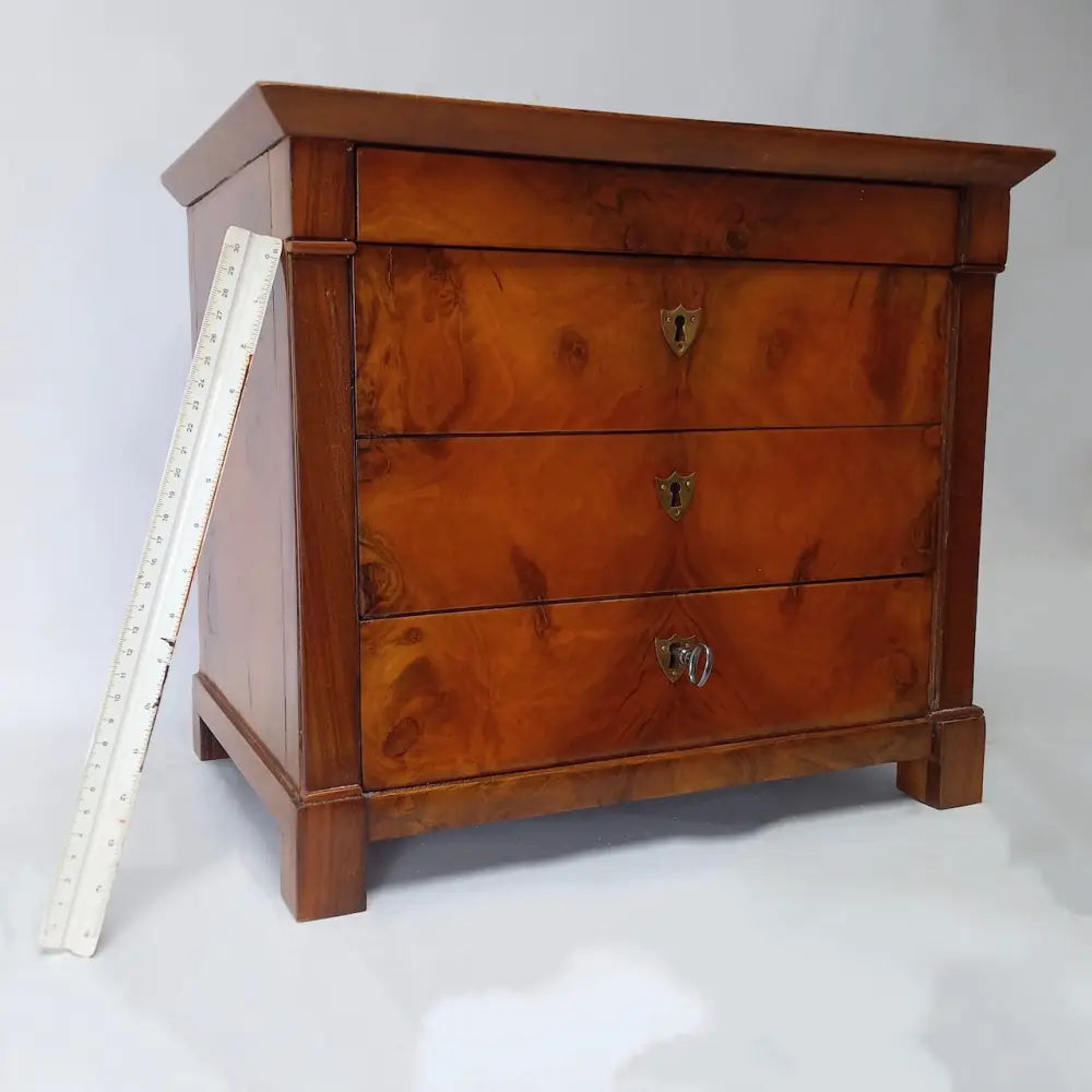 Biedermeier Miniaturkommode Nussbaum um 1810 - Möbel