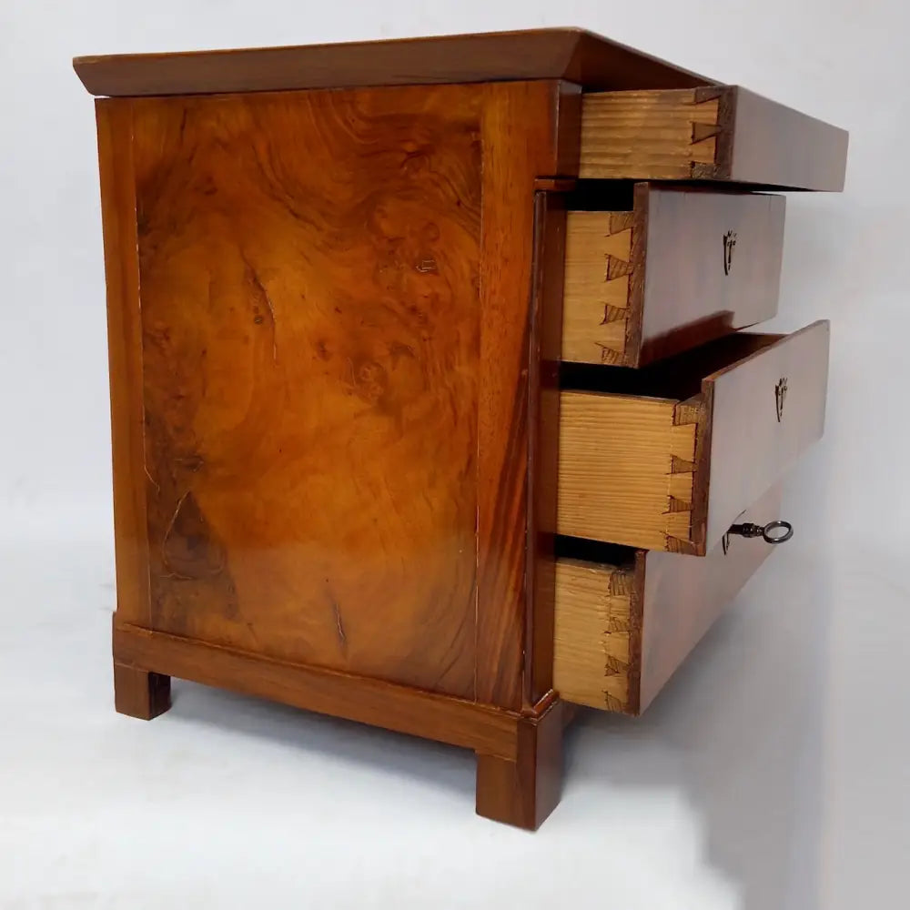 Biedermeier Miniaturkommode Nussbaum um 1810 - Möbel