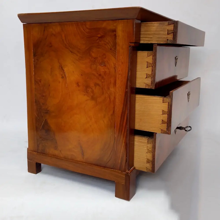 Biedermeier Miniaturkommode Nussbaum um 1810 - Möbel