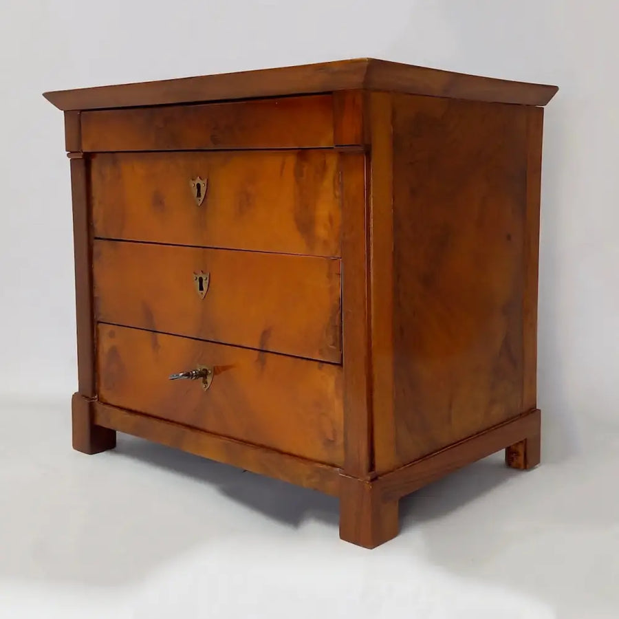 Biedermeier Miniaturkommode Nussbaum um 1810 - Möbel