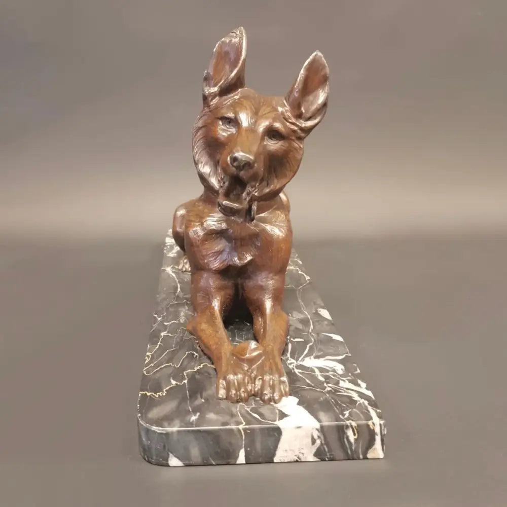Skulptur Schäferhund auf Marmorsockel um 1930 - Statuen