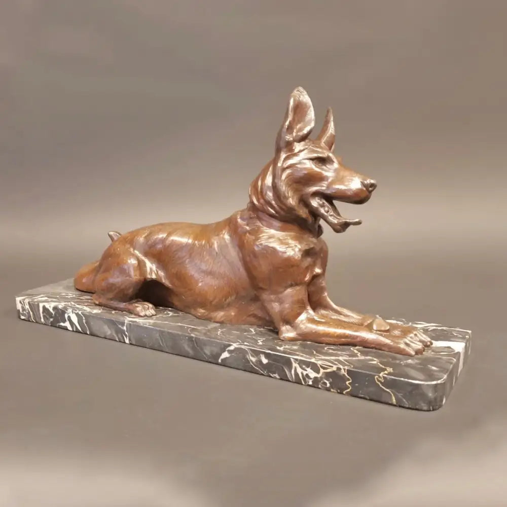 Skulptur Schäferhund auf Marmorsockel um 1930 - Statuen