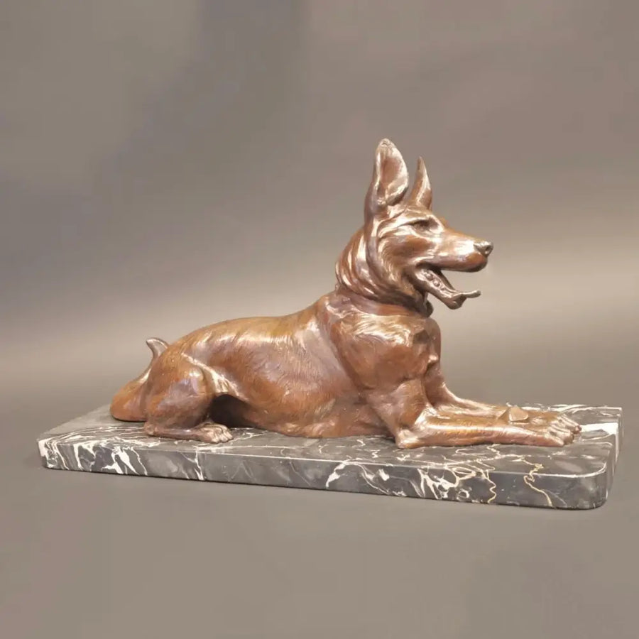 Skulptur Schäferhund auf Marmorsockel um 1930 - Statuen