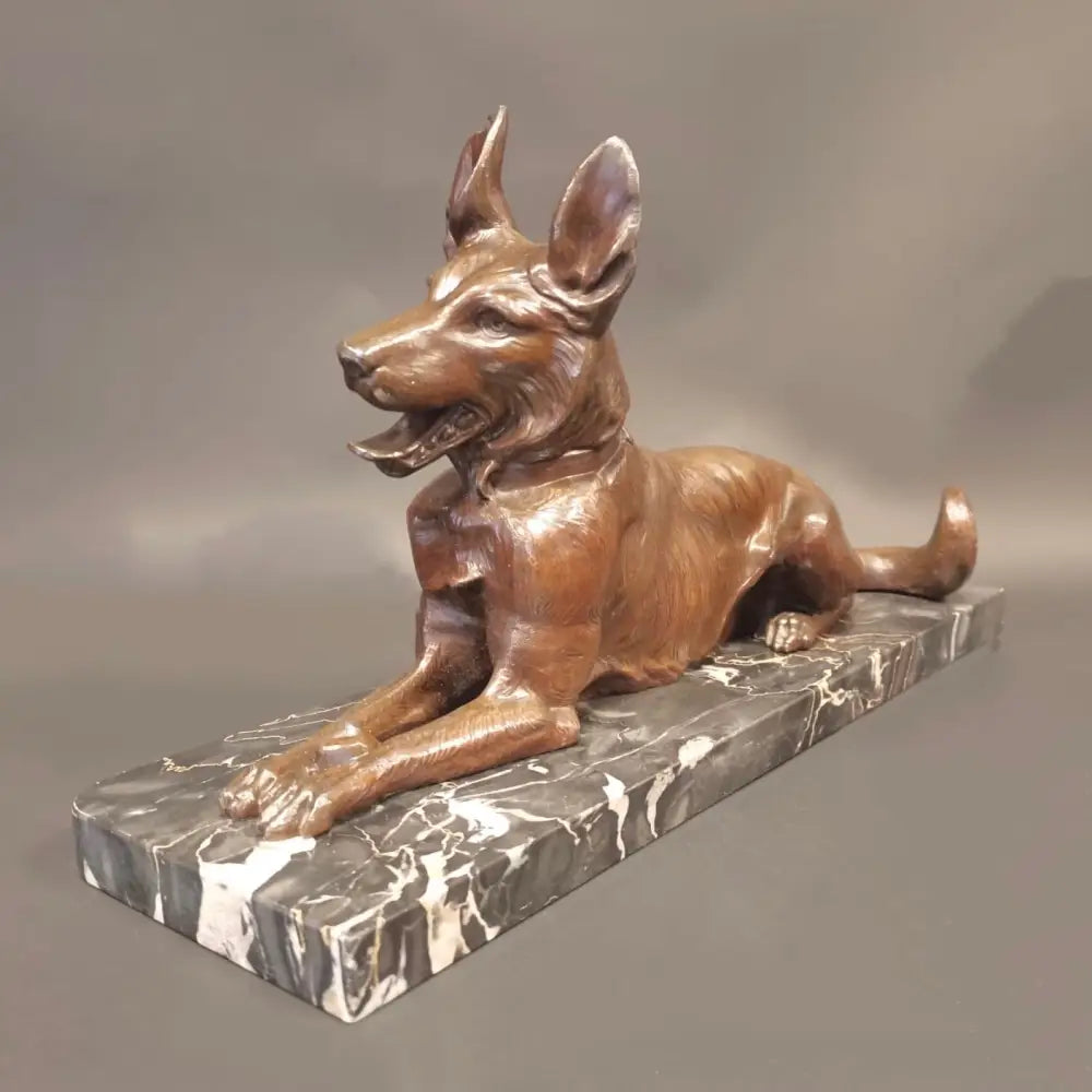 Skulptur Schäferhund auf Marmorsockel um 1930 - Statuen