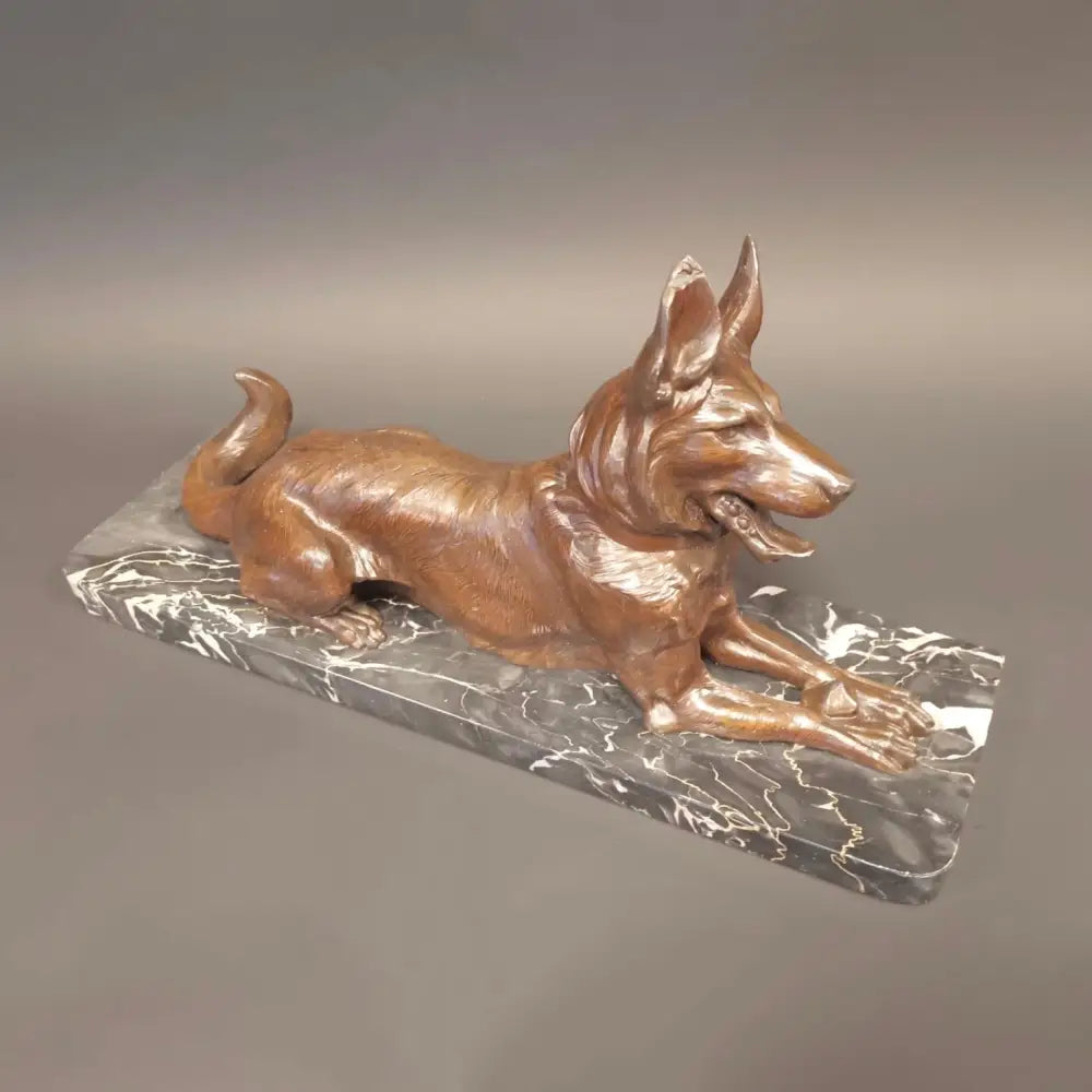 Skulptur Schäferhund auf Marmorsockel um 1930 - Statuen