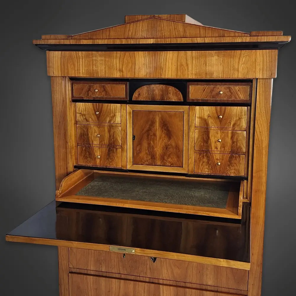Biedermeier-Sekretär mit Spitzgiebel kirschbaumfurniert