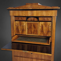 Biedermeier-Sekretär mit Spitzgiebel kirschbaumfurniert