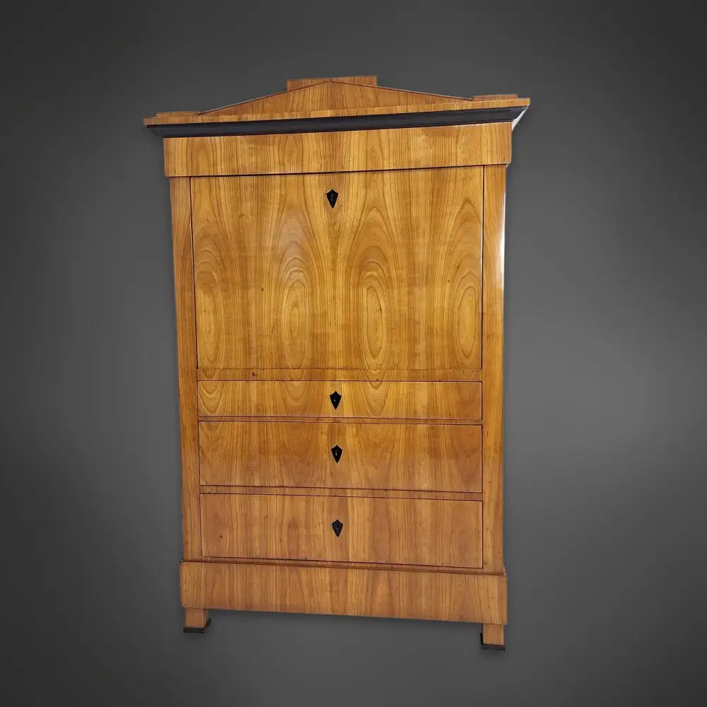 Biedermeier-Sekretär mit Spitzgiebel kirschbaumfurniert