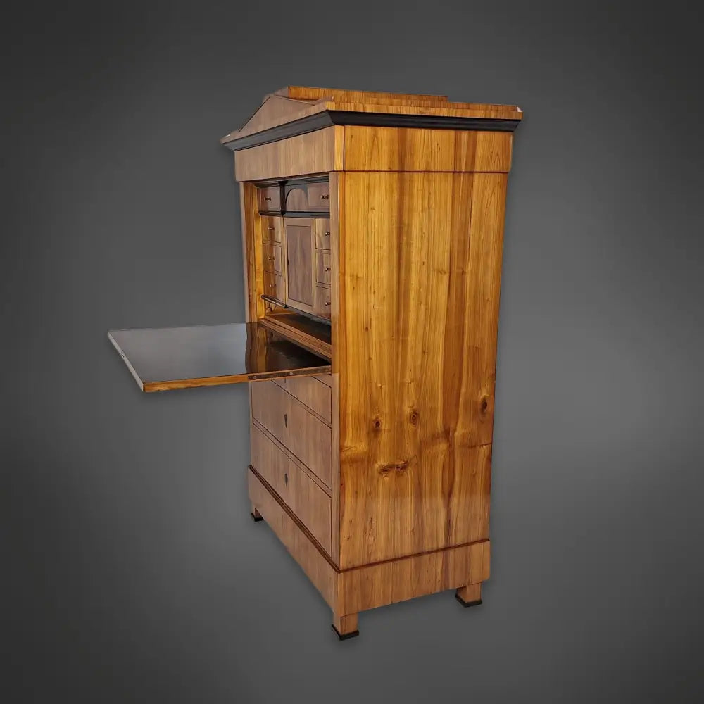 Biedermeier-Sekretär mit Spitzgiebel kirschbaumfurniert