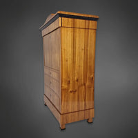 Biedermeier-Sekretär mit Spitzgiebel kirschbaumfurniert