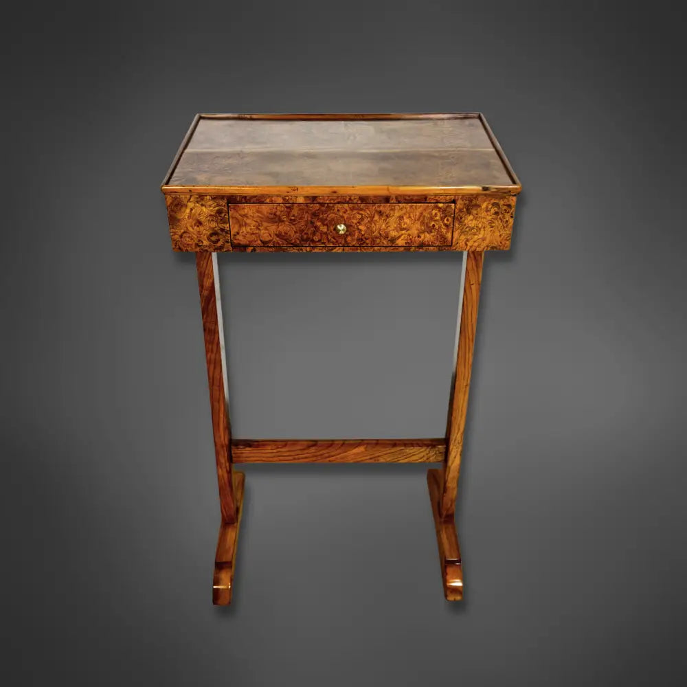 Kleiner Biedermeier-Beistelltisch Wurzelnussbaum um 1825