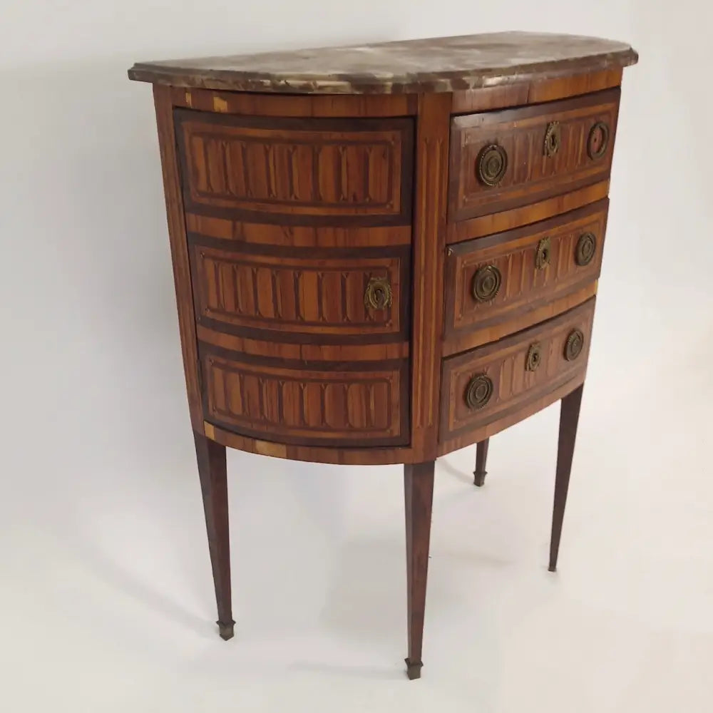 Kleine halbrunde Kommode im Stil von Louis XVI - Möbel