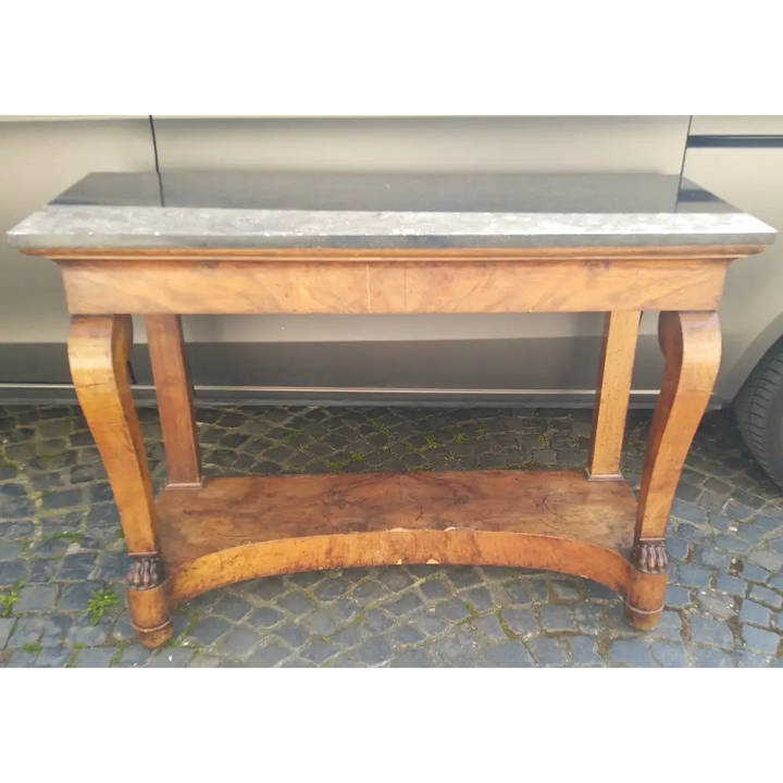 Nussbaum Konsole mit Löwen-Tazen - Möbel