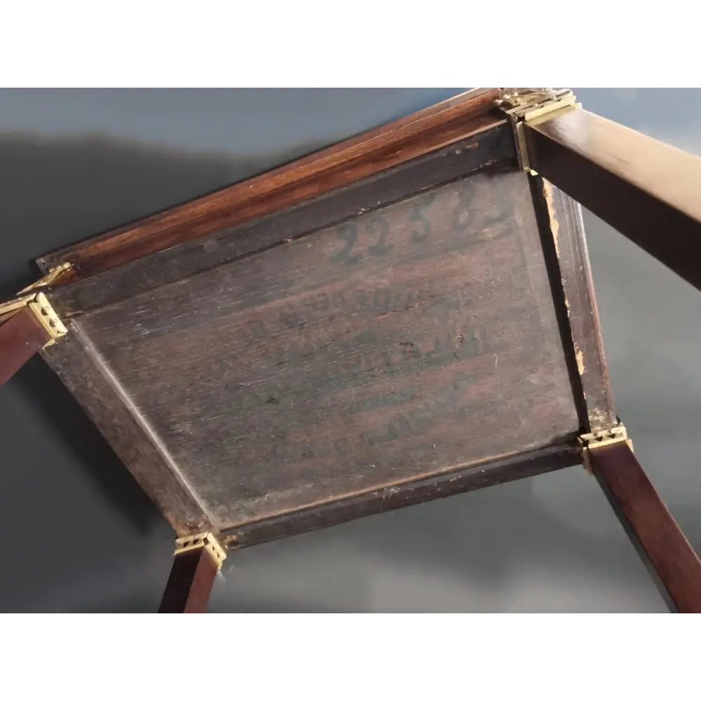 Beistelltisch im Stil Louis XVI Frankreich um 1860