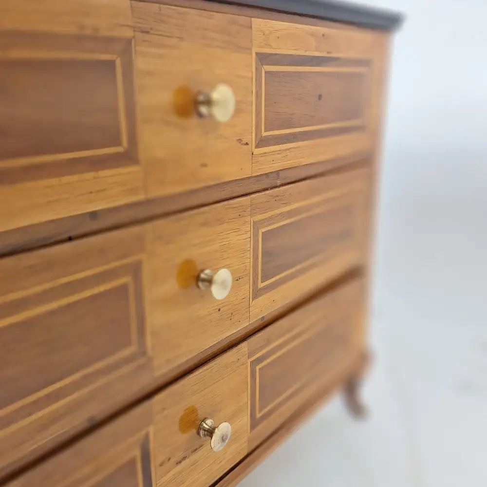 Miniatur-Kommode Nussbaum furniert Deutschland um 1815