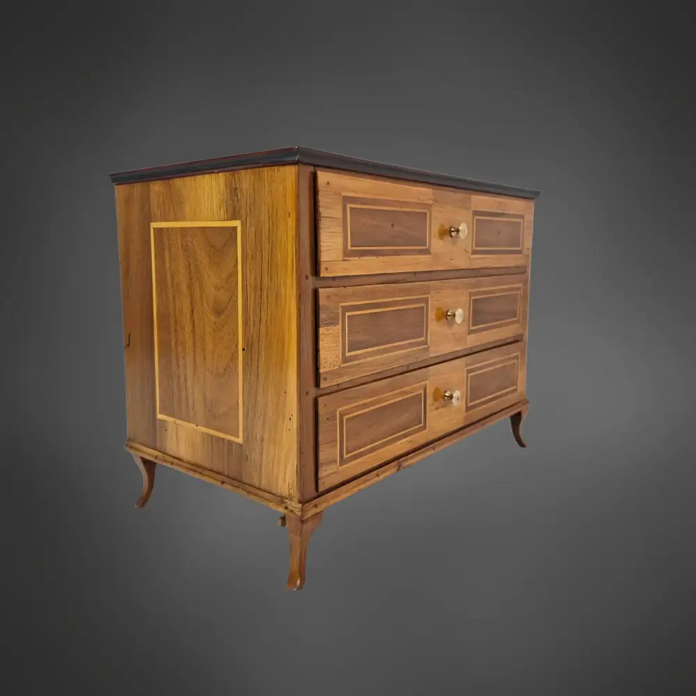 Miniatur-Kommode Nussbaum furniert Deutschland um 1815