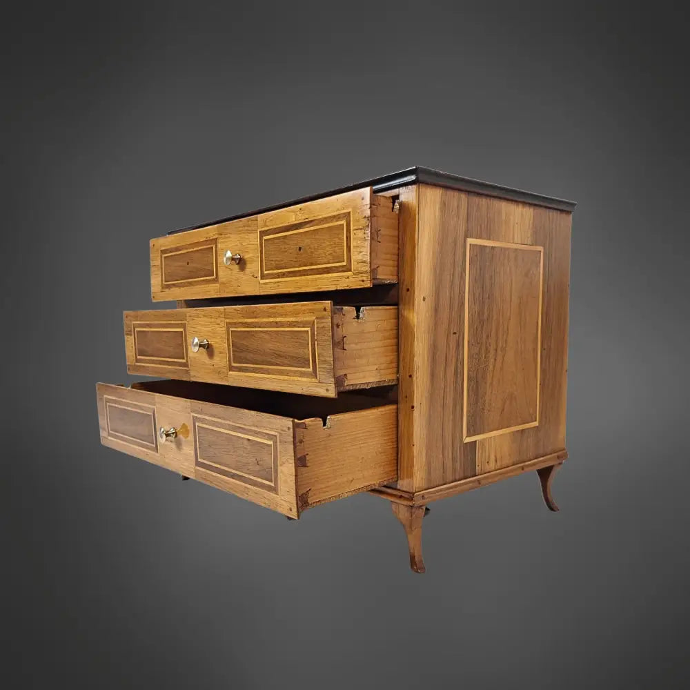 Miniatur-Kommode Nussbaum furniert Deutschland um 1815