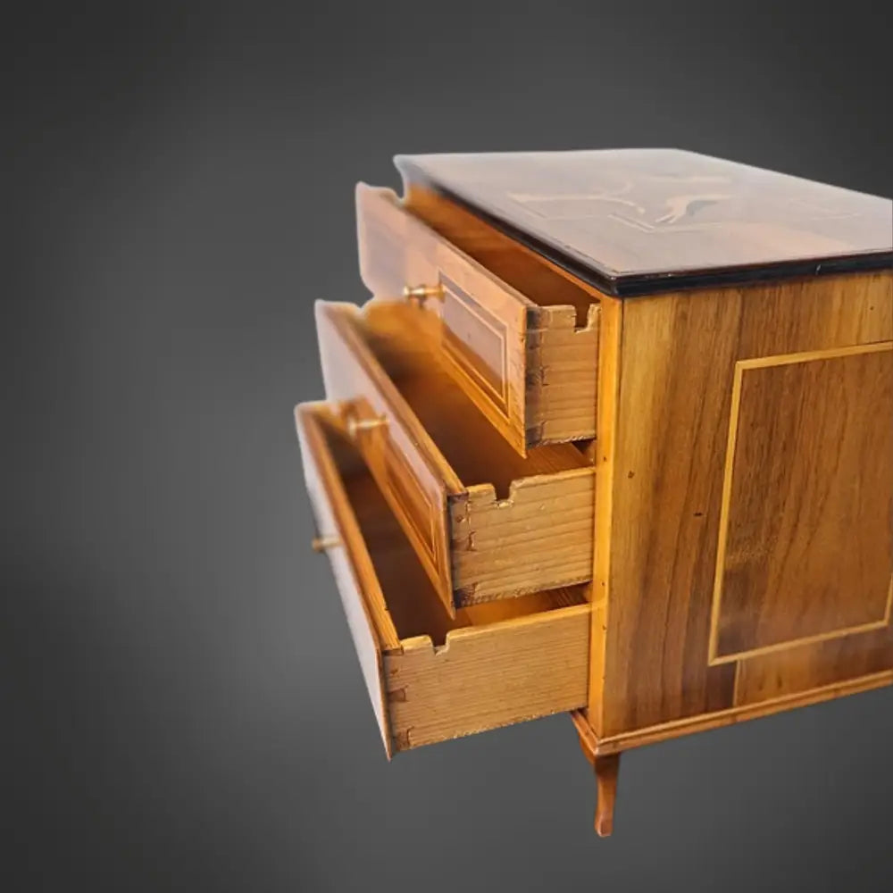 Miniatur-Kommode Nussbaum furniert Deutschland um 1815