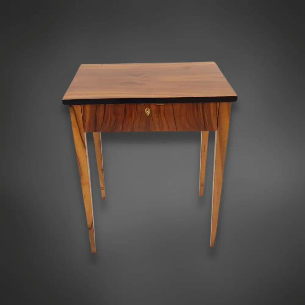 Biedermeier Salontisch von 1820 Nussbaum - Salontisch