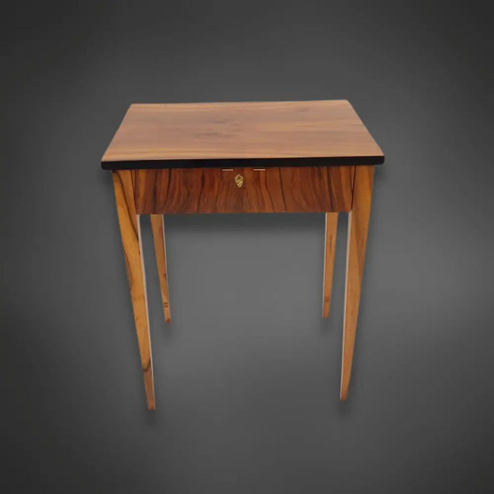 Biedermeier Salontisch von 1820 Nussbaum - Salontisch