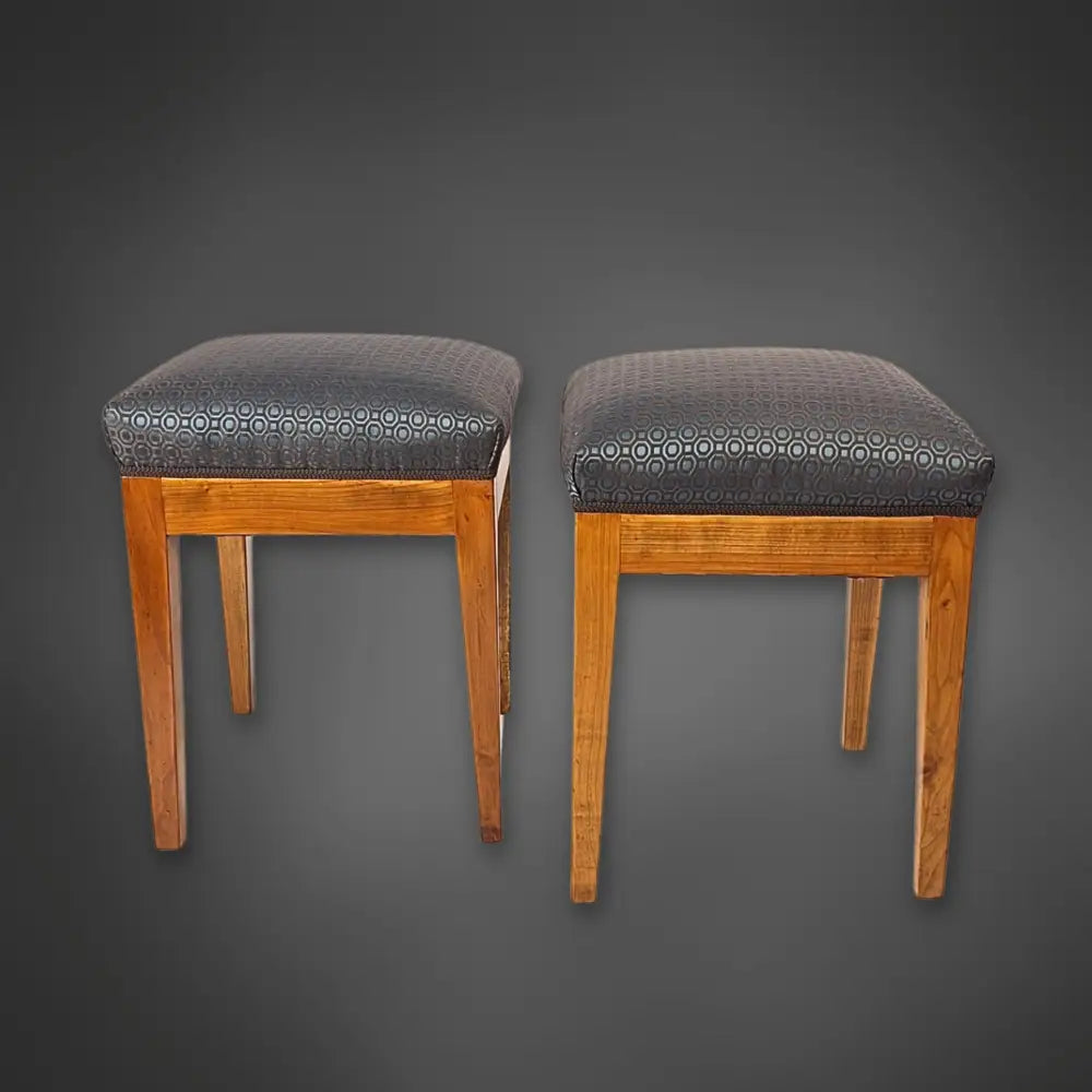Paar Hocker aus der Biedermeierzeit aus massivem Kirschbaum