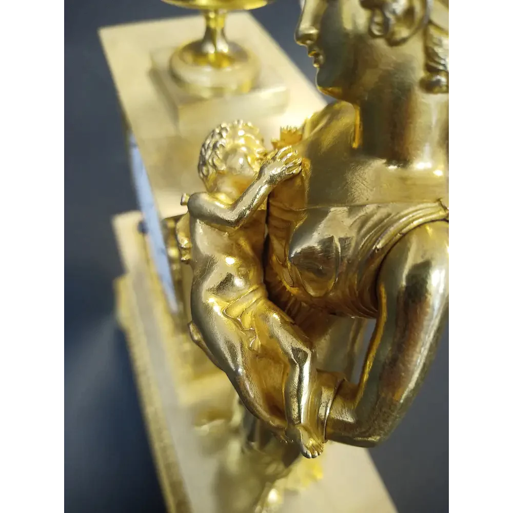 Empire Pendule stillende Mutter mit Kind Frankreich um 1810