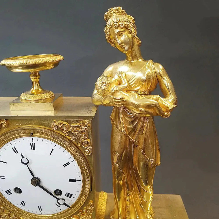 Empire Pendule stillende Mutter mit Kind Frankreich um 1810