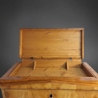 Biedermeier Pfeiler-Kommode mit Spitzgiebel Ahorn furniert