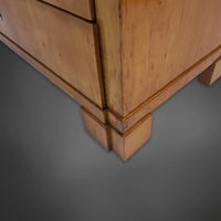 Biedermeier Pfeiler-Kommode mit Spitzgiebel Ahorn furniert