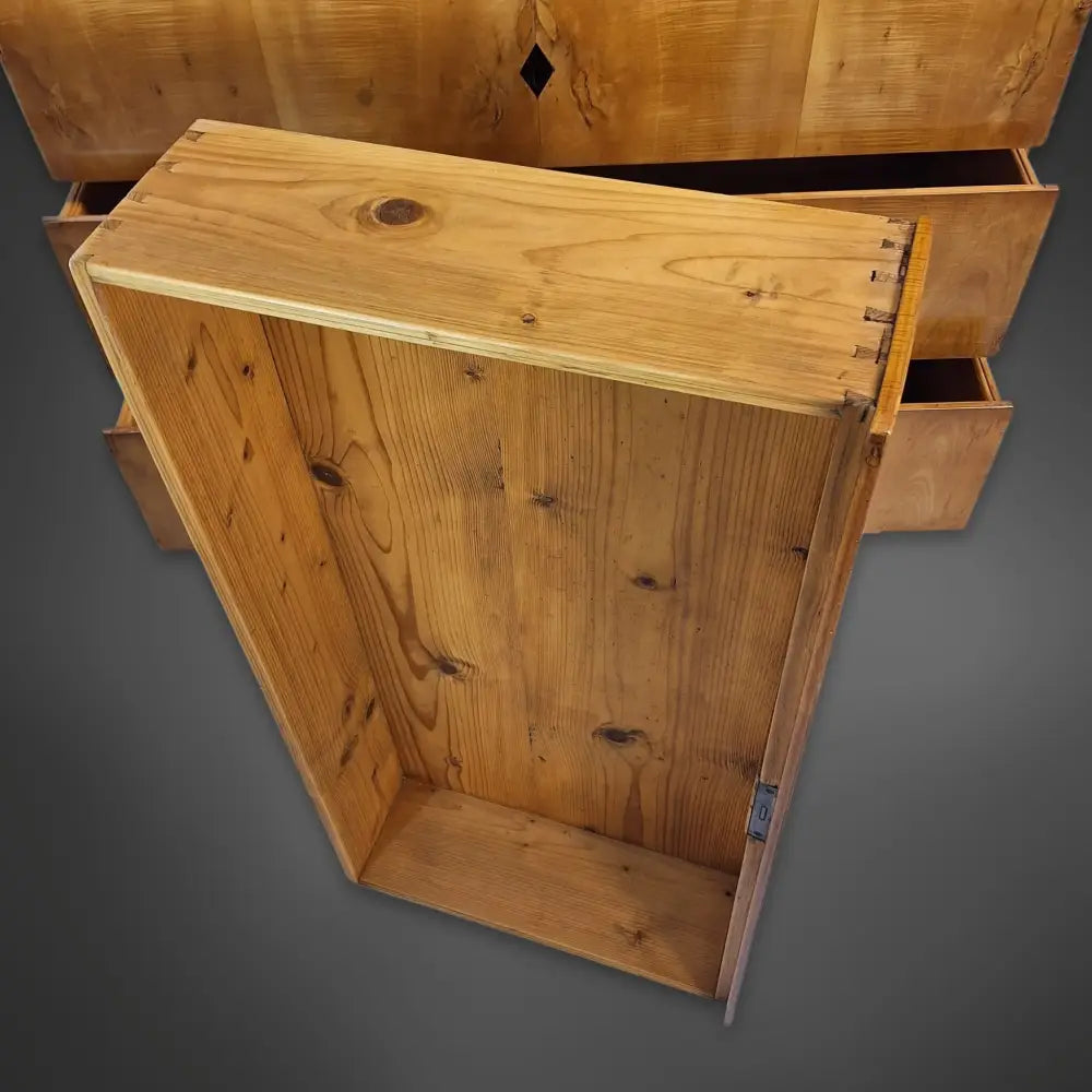 Biedermeier Pfeiler-Kommode mit Spitzgiebel Ahorn furniert
