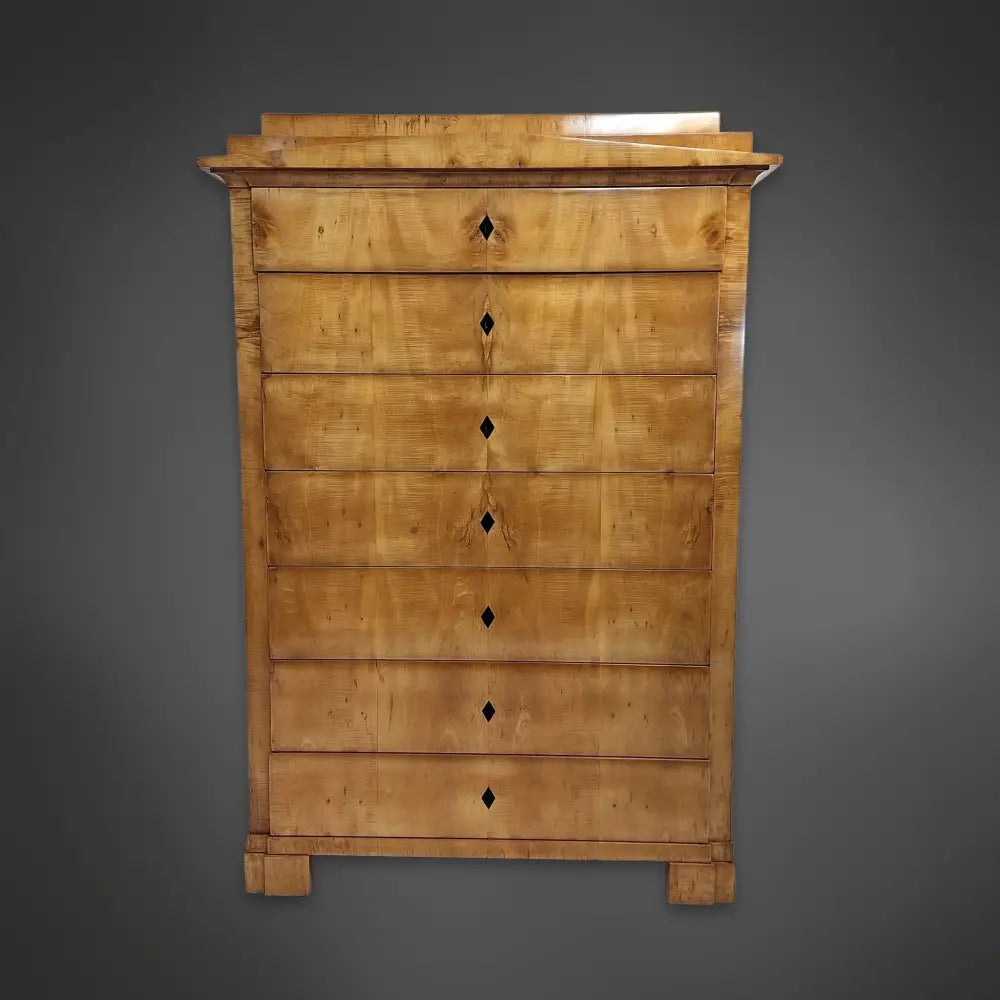 Biedermeier Pfeiler-Kommode mit Spitzgiebel Ahorn furniert