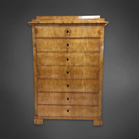 Biedermeier Pfeiler-Kommode mit Spitzgiebel Ahorn furniert