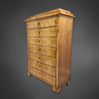 Biedermeier Pfeiler-Kommode mit Spitzgiebel Ahorn furniert