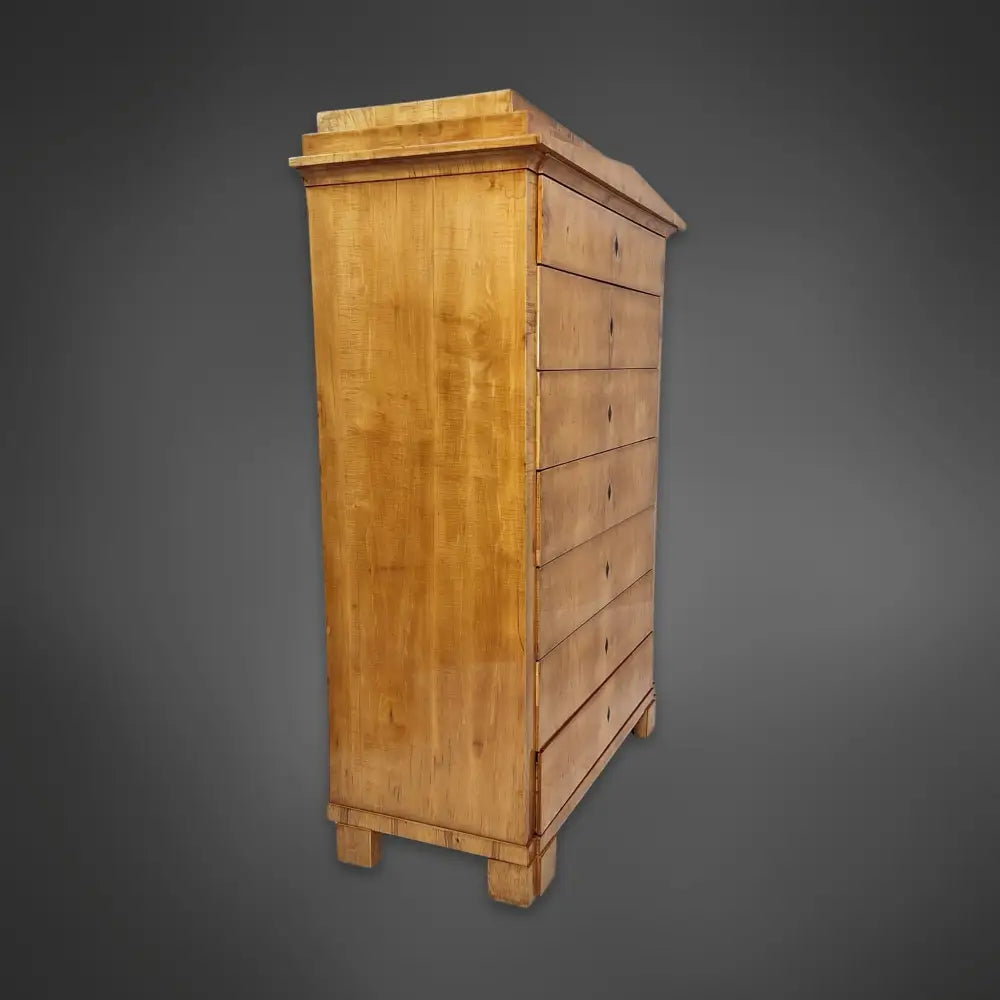 Biedermeier Pfeiler-Kommode mit Spitzgiebel Ahorn furniert