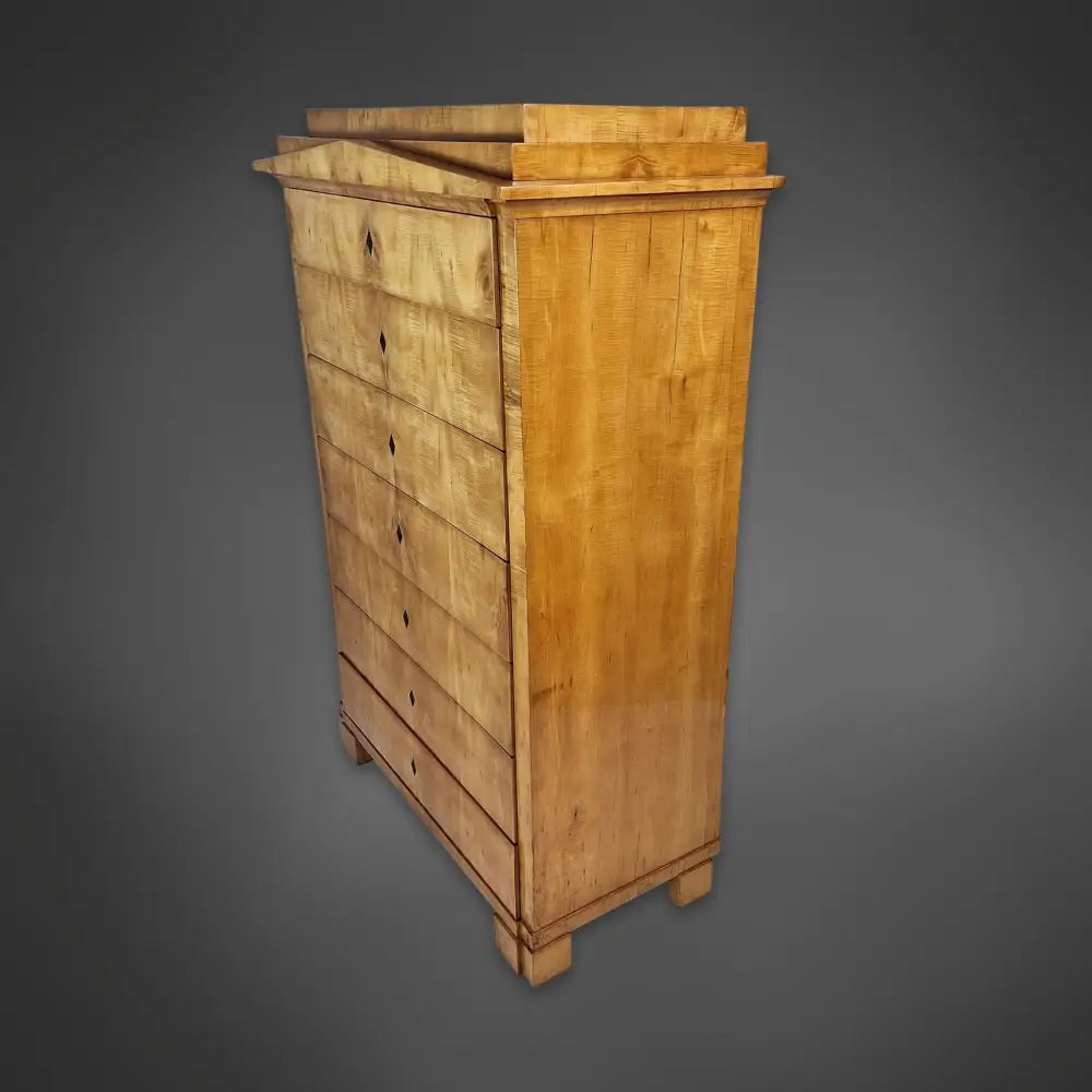 Biedermeier Pfeiler-Kommode mit Spitzgiebel Ahorn furniert