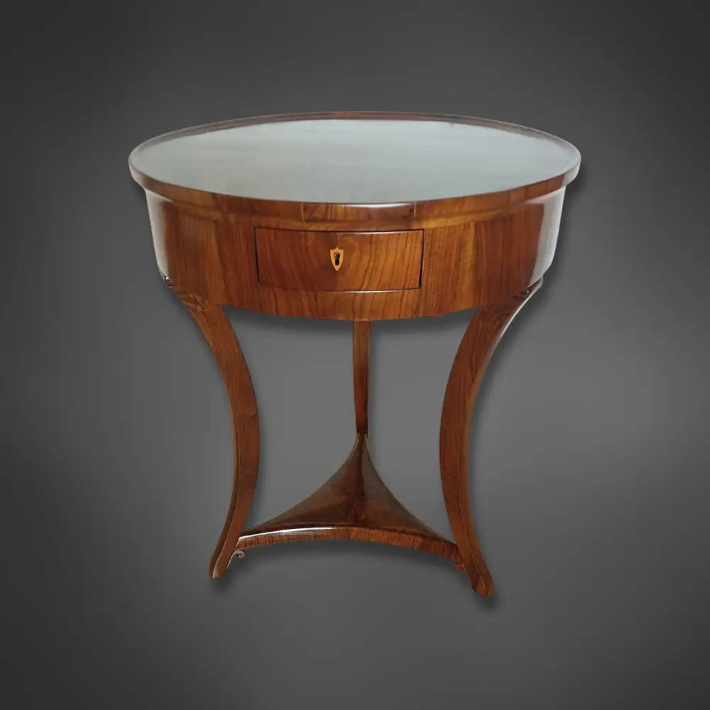 Biedermeier-Beistelltisch mit drehbarem Oberteil Nussbaum