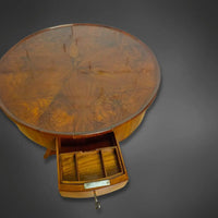 Biedermeier-Beistelltisch mit drehbarem Oberteil Nussbaum