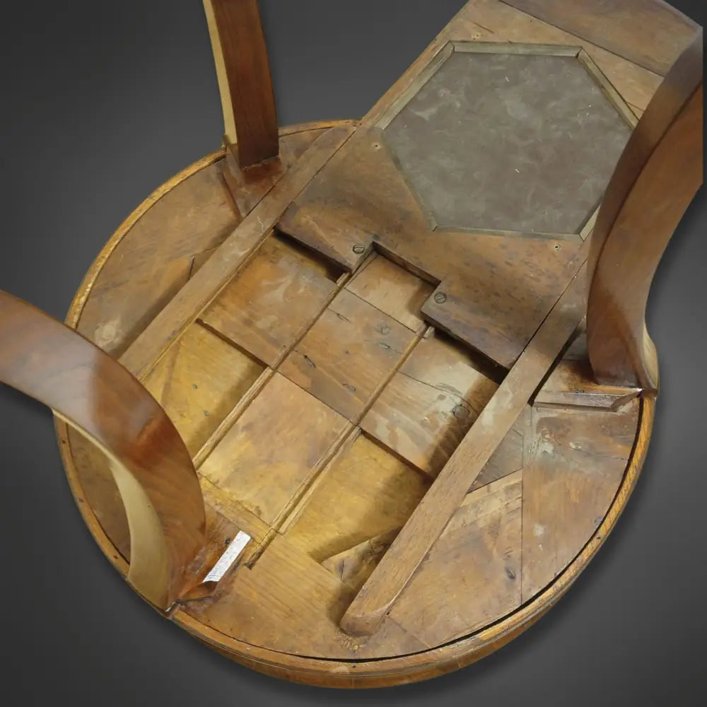 Biedermeier-Beistelltisch mit drehbarem Oberteil Nussbaum