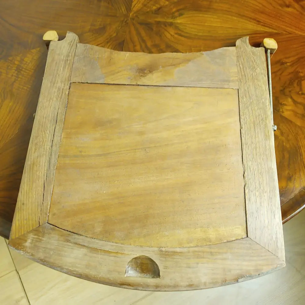 Biedermeier-Beistelltisch mit drehbarem Oberteil Nussbaum