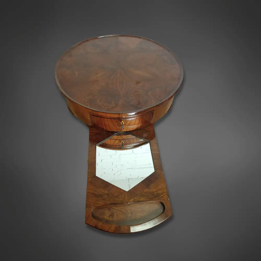 Biedermeier-Beistelltisch mit drehbarem Oberteil Nussbaum